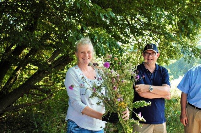 Bei einer kurzen Rast im Schatten wurden die einzelnen Blütenpflanzen des Spendersaums vorgestellt. Der bunte Strauß konnte sich durchaus sehen lassen. Foto: Silvia Sprenger. (Mitarbeiterin Stinka) (1)