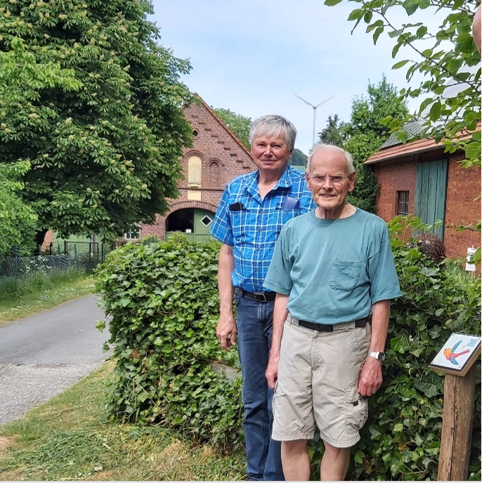 Max Schulze Darup und Peter Michalowski (Heimatverein Darup) waren maßgeblich an der Planung und Umsetzung vor Ort beteiligt. Sie stehen vor der Ferienwohnung 