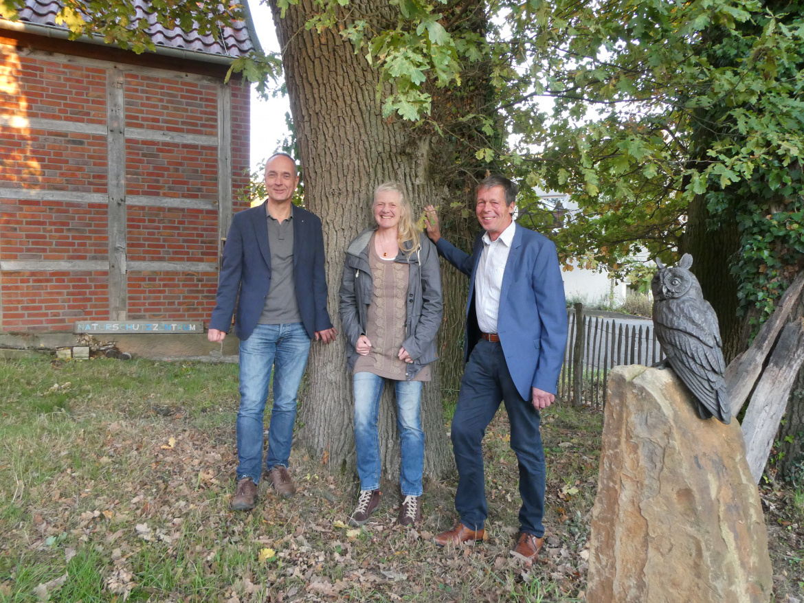 Thomas Zimmermann, Kerstin Wittjen mit Benedikt Selhorst (Vorsitzender), Foto: Naturschutzzentrum