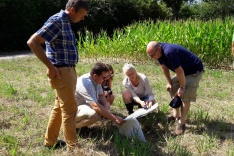 Die Mitarbeiter des Naturschutzzentrums erklären André Stinka die Hintergründe der Mahdgutübertragung im Nonnenbachtal.