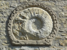 Versteinerter Ammonit im Giebel des heutigen AWO-Hauses in Darup, Foto: Naturschutzzentrum (Julia Neumann)