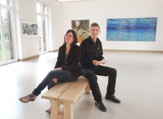 Die zwei Künstler Wiebke Tiessen und Arne Bülow inmitten ihrer Ausstellung Nah.Fern.Jetzt. Foto: Heidi Bülow.