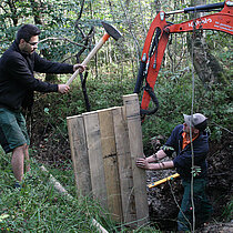 Holzstaumauer setzen