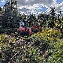 Im Süskenbrocksmoor verlaufen 25 kleinere Gräben, die kontinuierlich den Moorlebensraum entwässern und so beeinträchtigen. Hier wurden die Gräben abschnittsweise mit Torfstauen versehen, um so das Niederschlagswasser dauerhaft zurückhalten zu können.