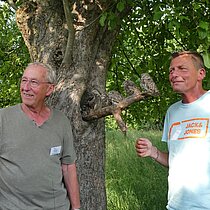 Winfried Rusch und Roland Kaul bei der Steinkauz-Exkursion.