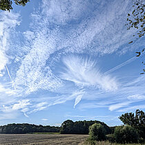 Himmel mit Wolken über dem NSG Bakenfeld.