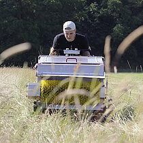 Der Wiesefix ist ein handgeführtes, elektromotorisch angetriebenes Arbeitsgerät zur Samenernte auf Wiesen und Säumen.