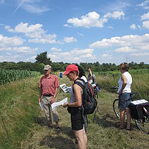 Freiwillige Helfer*innen bei der Wegrandkartierung.