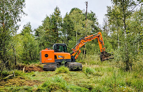Mulchbagger für den Moorschutz im Einsatz