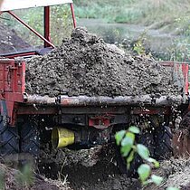 Maßnahmen am Torfstich 1: Einbau „Lehmschürze“ an der wasserabgewandten Seite.