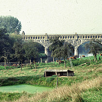 Querung der Lippe durch die „alte Fahrt“, dem alten Kanalübergang des Dortmund-Ems-Kanals. Die baulich der Steverbrücke sehr ähnliche Kanalbrücke enthält noch Wasser